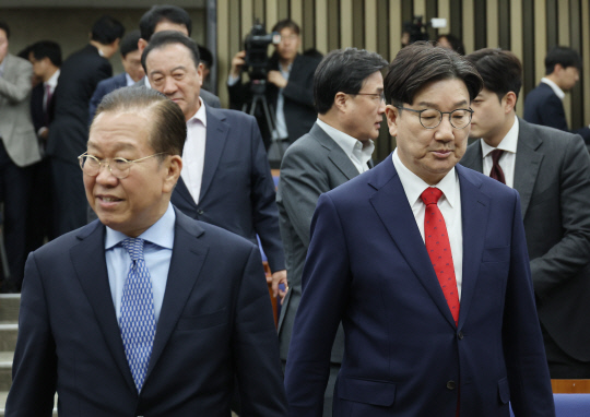 국민의힘 권영세(왼쪽) 비상대책위원장과 권성동(오른쪽) 원내대표가 지난 5월8일 국회 본청에서 열린 당 의원총회에 참석하고 있다.<연합뉴스 사진>